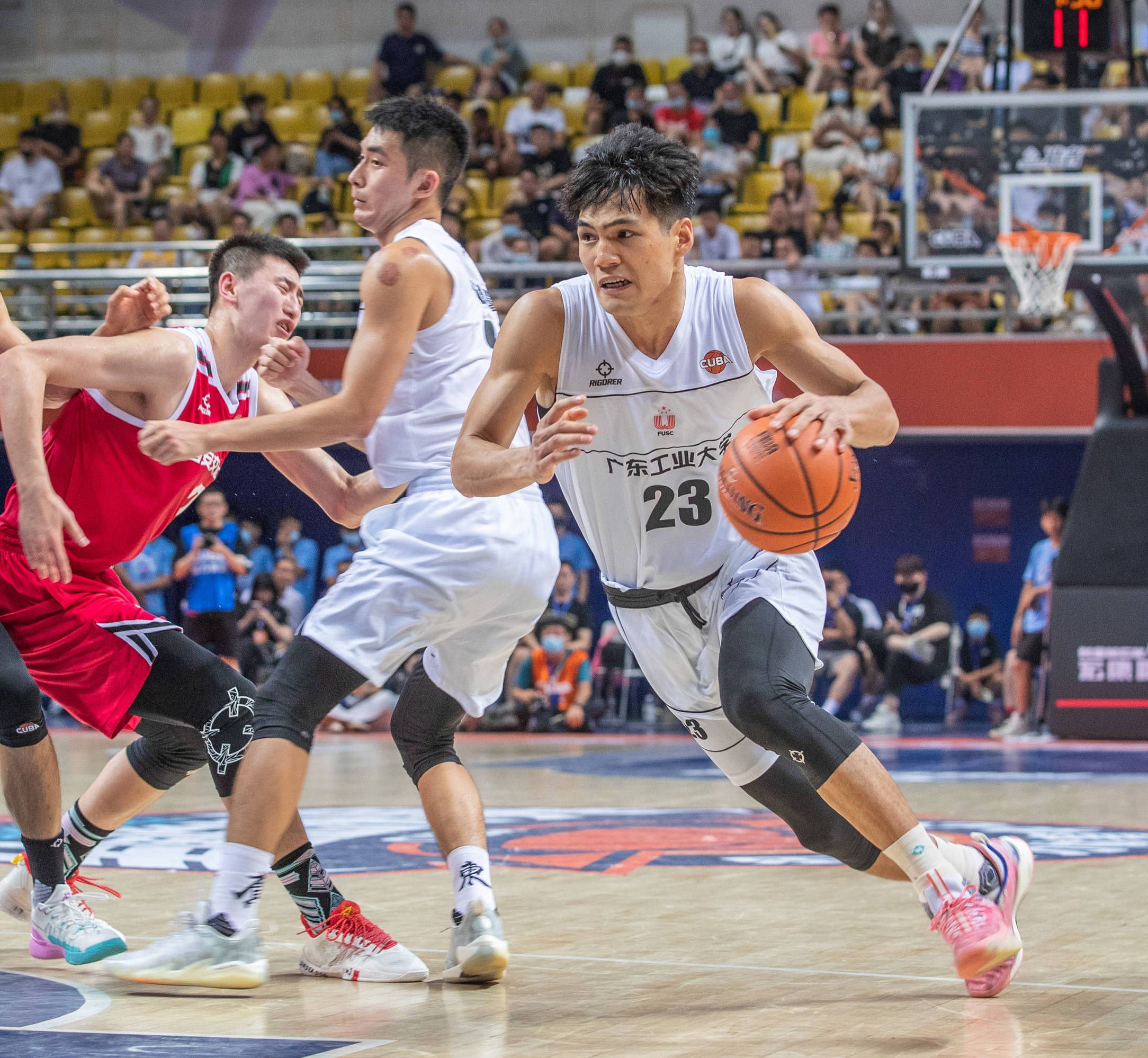 明日湖人客战森林狼：雷迪什大概率出战詹姆斯浓眉出战成疑明日NBA常规赛，湖人客场挑战森林狼。